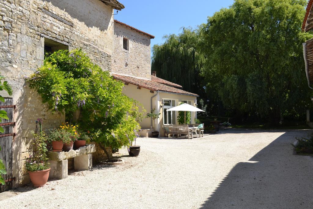 Le Moulin De Lusseau Bed & Breakfast Chef-Boutonne Exterior photo